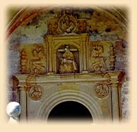 Portada renacentista de la iglesia de Bscones de Valdiva